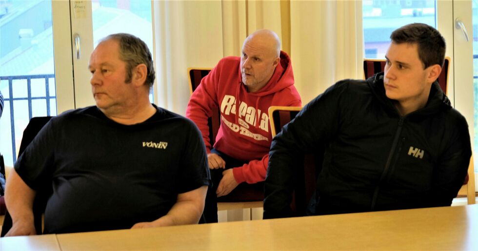 Edgar Olsen (midten) mente Nesseby kommune har en kortsiktig gevinst av oppdrettsnæringen. Til venstre Oskar Bietilæ og den unge fiskeren Mats Lamo, begge fra Vadsø.