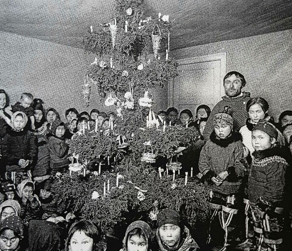 Dette bildet av inuittenes juletre fra1899, avbildet i magasinet Ottar. Det er laget på samme måten som juletreet i Steinbukta, einekvister stukket inn i en staur.
 Foto: Privat