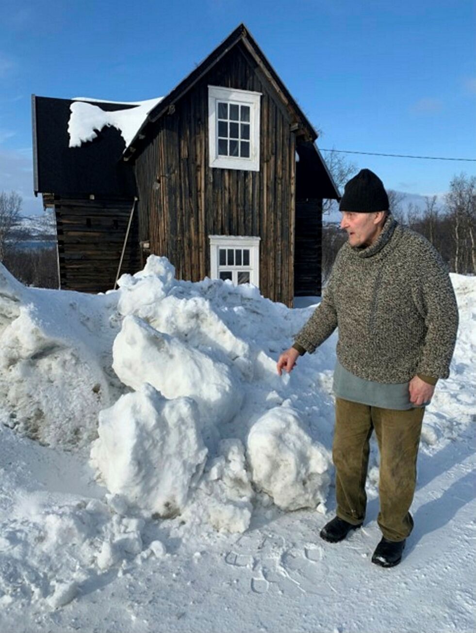 – Jeg tror ikke noen mennesker klarer å få unna disse isklumpene, sier Walter Johnsen.
 Foto: Heidi Persdatter