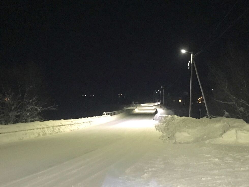 Brennelv bru er nå meget godt opplyst. Nå mangler bare gangsti eller ei bredere bru.
 Foto: Sonja E. Andersen