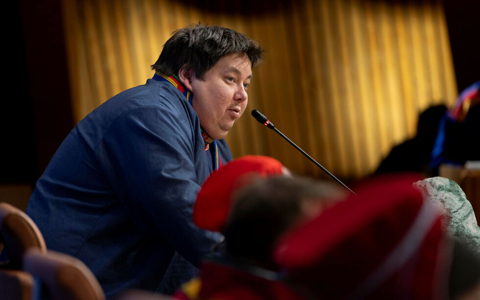 Jon Isak Lyngman Gælok (NSR) er i dag vararepresentant for NSR i Sørsamisk valgkrets, og har ofte møtt på Sametinget i denne perioden. Her på Sametingets plenum desember 2024.
 Foto: Cecilie Bergan Stuedal