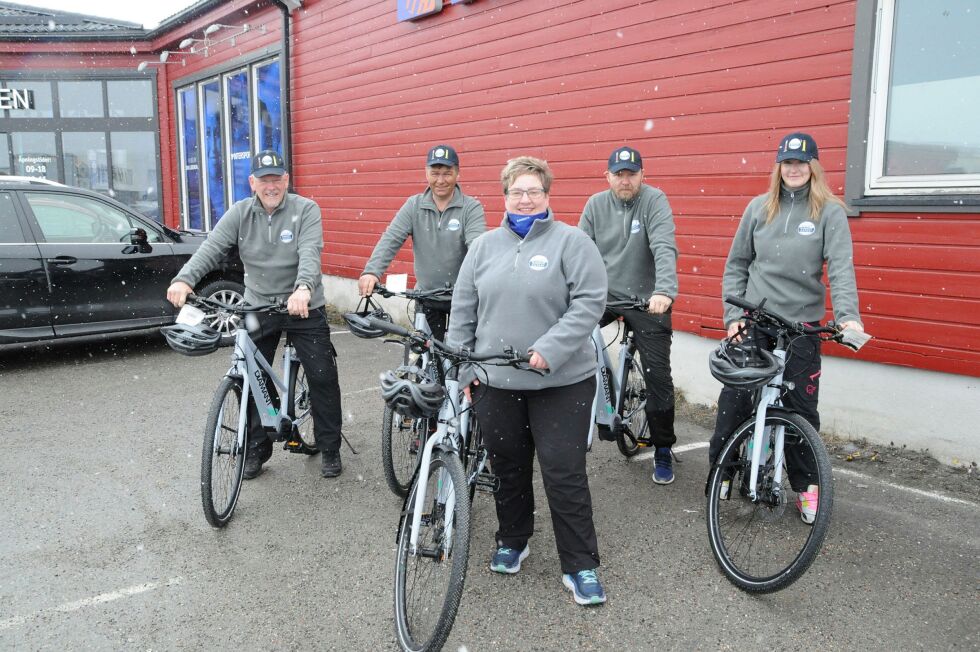 Den­ne kjer­nen av an­sat­te i Barents sa­fa­ri er ikke per­mit­tert, men har jobba med både ved­li­ke­hold og vid­ere­ut­vik­ling av pro­duk­ter. Fra venst­re sty­re­le­der Hans Hat­le, Ken Mat­hi­sen, dag­lig le­der Ni­co­le Mer­ten, Klaus Berge og Sti­ne Høl­vold Heim­toft. Alle foto: Hall­geir Hen­rik­sen