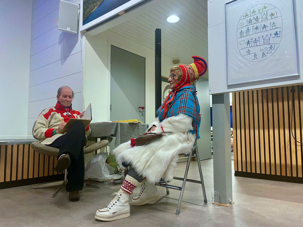 Hans Ragnar Mathisen tegner Ánne Bergitte Henriksen.
 Foto: Birgitte Wisur Olsen