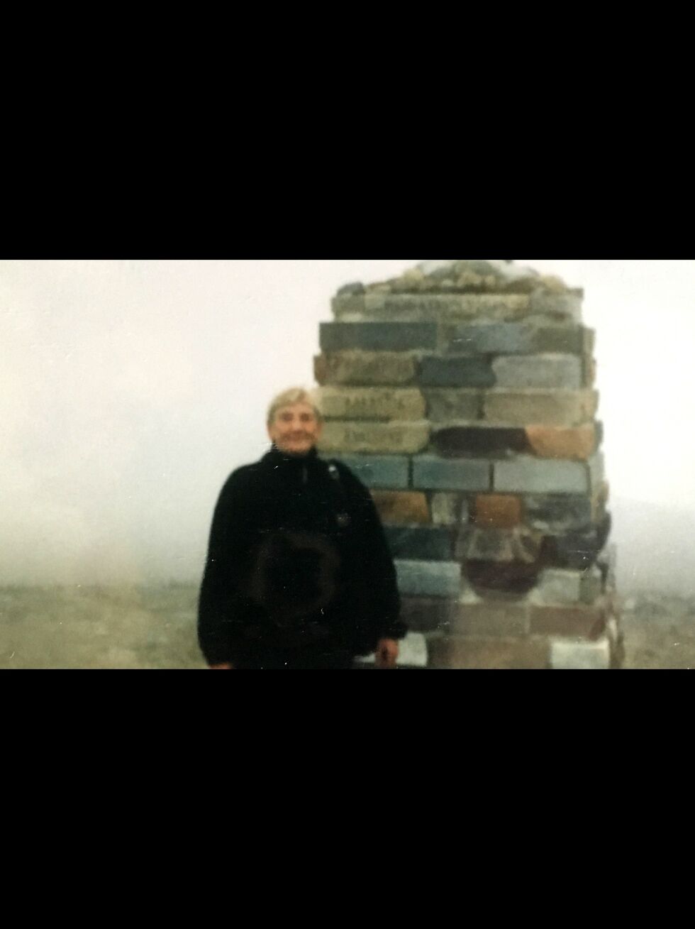 Kvinnen på dette litt utydelige bildet gikk seg vill oppe på Nordkapp i 2002. Hun ble funnet av en nordmann som brakte henne trygt tilbake til reiseselskapet. Nå vil gjerne sønnen til kvinnen vite hvem den aktuelle nordmannen var. Foto: Privat
