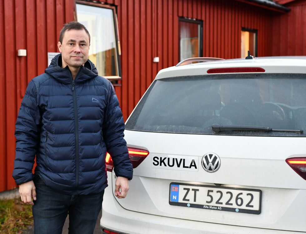 Fredag kun­ne Mor­ten Dals­eng fra Kar­as­jok kjø­re­sko­le hen­te de ny­pro­du­ser­te skilt­ene hos Trykk­eri­ser­vice AS i Laks­elv.
 Foto: Irene Andersen