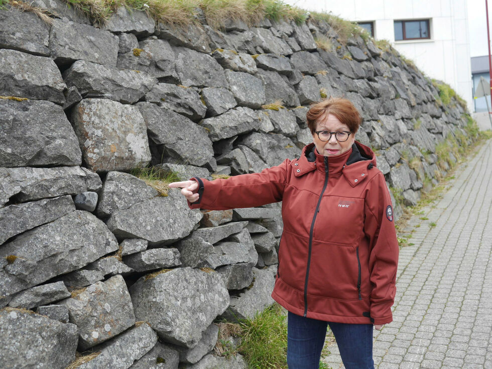 I juli sto Marit Hansen frem i Ságat og påpekte i hvor elendig forfatning muren i skjæringa i Honningsvåg er. Kommunen har beregnet at det vil koste rundt 280.000 kroner å få reparert muren.
 Foto: Geir Johansen