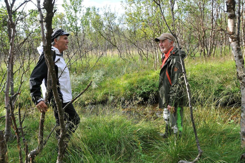 Kjell Eriksen (til høyre) og Ernly Eriksen har tatt initiativ til å få landskapet på Veidnesmyra til sin opprinnelige form, og slik at den lille Klubbelva igjen skal få bukte seg som for over 60 år siden. FOTO: HANNE KLEMETSEN