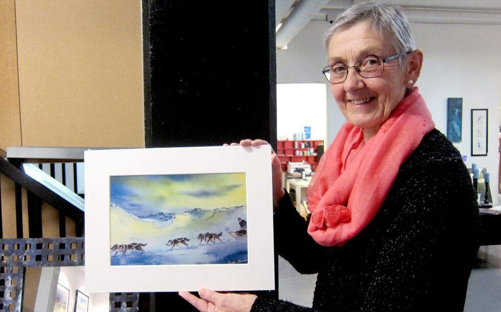 Da Ruth Simonsen oppdaget akvarell-teknikken, tok malingen skikkelig av. Her viser hun frem et hundekjører-motiv, på galleri Blåtimen under Borealis vinterfestival.
 Foto: Rita Heitmann