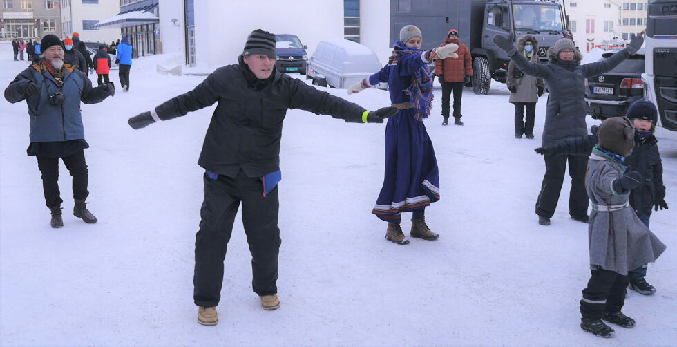 Også i år blir det bli-med-dans på hurtigrutekaia i Honningsvåg på samenes nasjonaldag 6. februar. Foto fra fjorårets dans.
 Foto: Geir Johansen
