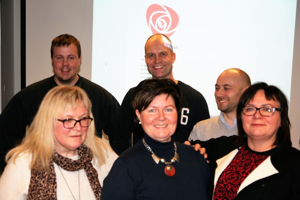 Her seks av Aps kandidater foran sametingsvalget. Bak fra venstre: Marius Johnsen Støme, Jarno Gamst Guttorm og Tom Sottinen. Foran fra venstre Inga Pettersen Lindi, Elisabeth Erke og Mariann Wollmann Magga.&#8232;
 Foto: Bjørn Hildonen