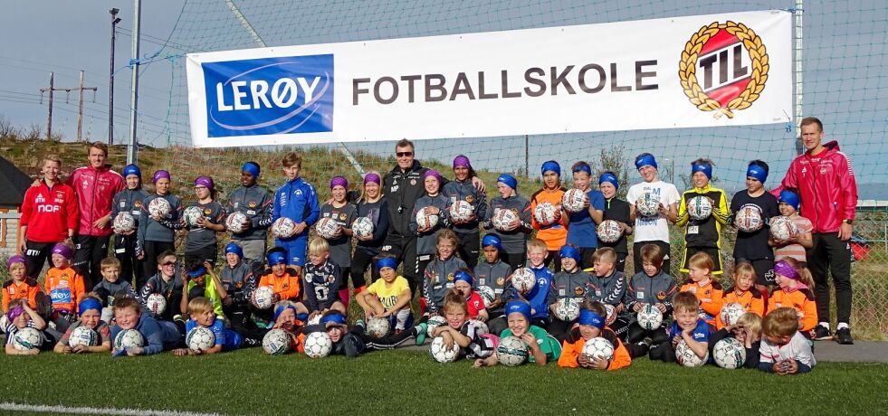 Nær 50 unge jenter og gutter var med da VBK, TIL og Lerøy arrangerte fotballskole på kunstgresset i Varangerbotn.
 Foto: John Samuel Nilsen