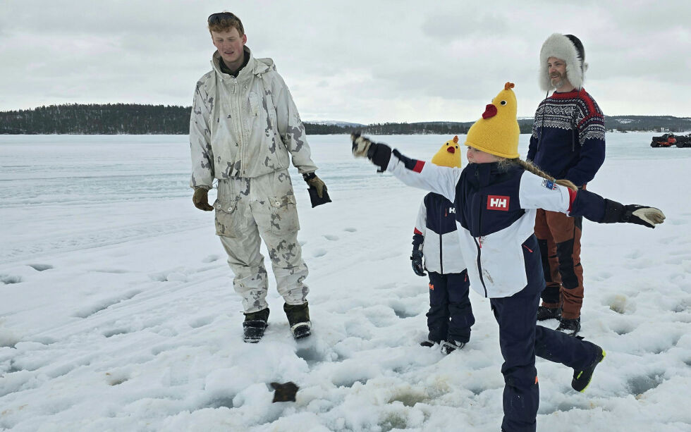 Elli Prøtz prøver å treffe inn i ringen med «håndgranaten». Pappa Per Prøitz og lillesøster Hedda følger spent med. Aleks Pettersen fra Sotra er grensejeger og organiserer kastingen.
 Foto: Yngve Beddari