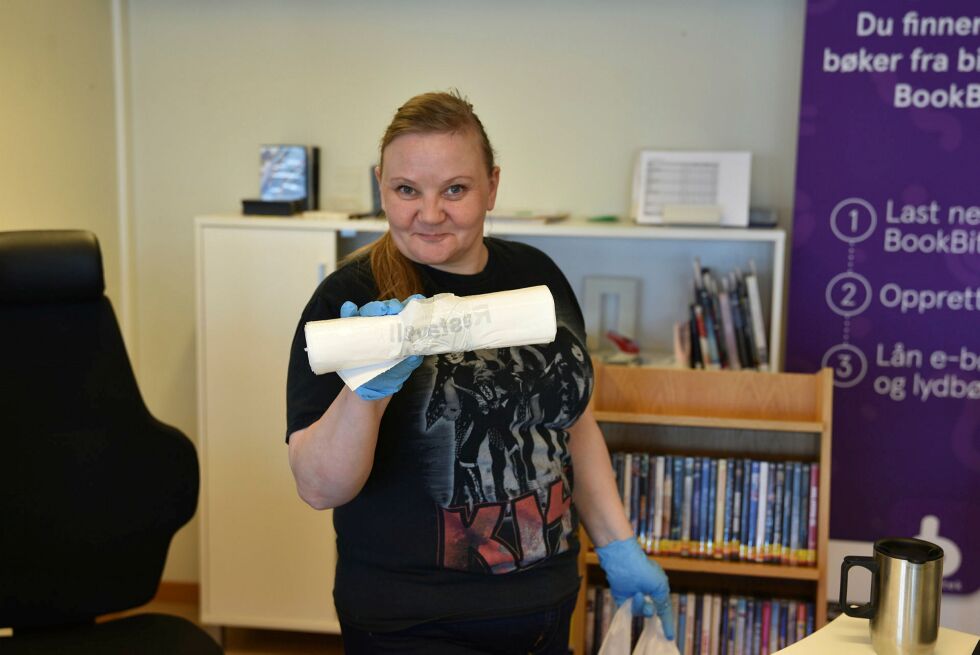 Porsanger bibliotek tar smittevern på alvor og pakker alt inn med hansker. Foto: Kristin Humstad