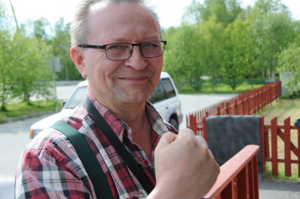 Karasjoks gammelordfører og fotograf, Kjell Harald Sæther aksjonerte for å berge sandsvalene. (Foto: Stein Torger Svala)
 Foto: Stein Torger Svala