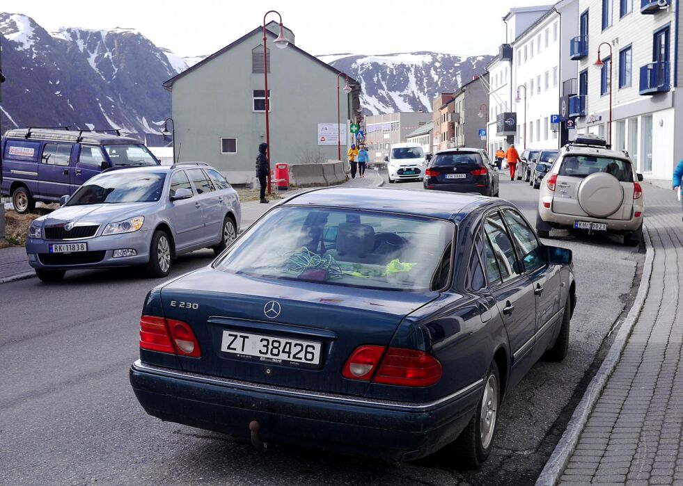 Det fins flust av biler i Finnmark, men elbiler fins det veldig få av i landets nordligste fylke.
 Foto: Geir Johansen