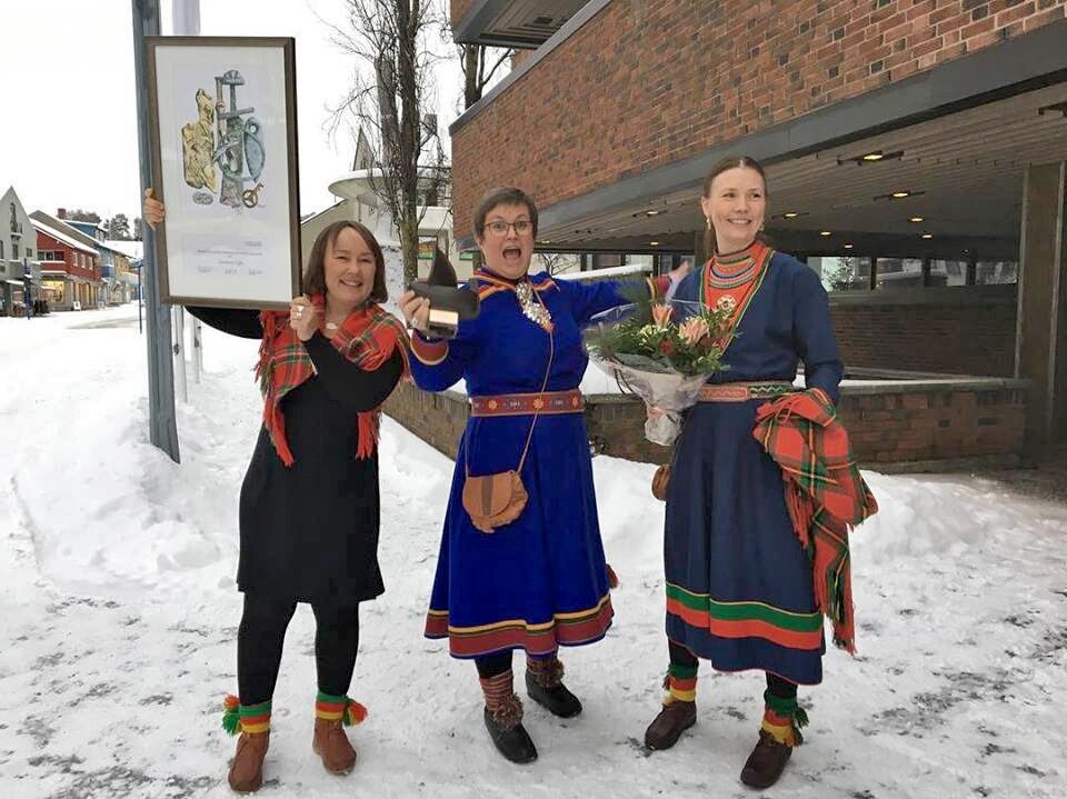 Birgitta Fossum (midten), Lisa Dunfjeld-Aagard og Eva Wilks (med diplom) er tilknyttet Saemien Sijte i Snåsa, som fikk Nord-Trøndelag fylkeskommunes pris nylig.
 Foto: Privat
