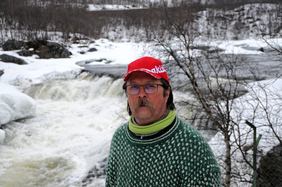 Leder i Neidenelvens fiskefelleskap, Karl Magne Arvola, håper og tror på en stor flom i vår. – Det trengs å renskes opp langs elvebredden etter flere år med liten vannføring om våren.
 Foto: Hallgeir Henriksen