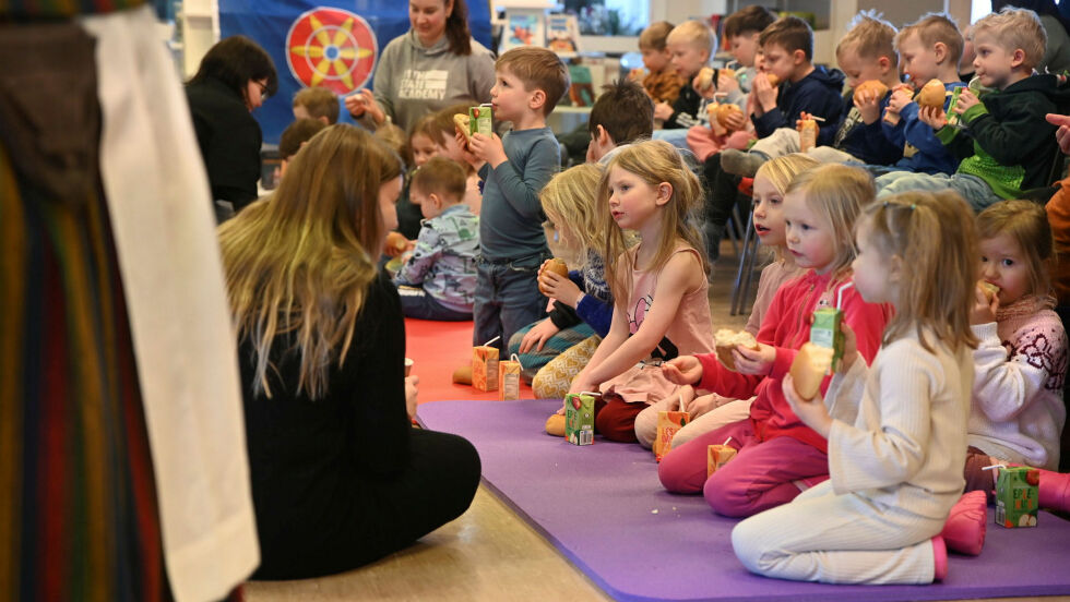 God stemning da barnehagene i Porsanger fikk se teaterstykket «Nils & Magga og mysteriet på vidda» som bygger på Terje T. Wollmanns tegneserie.
 Foto: Irmelin Klemetzen