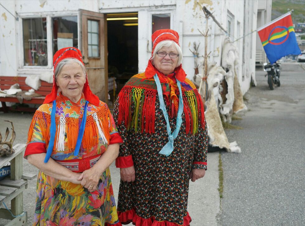 Karen Marie Somby (til venstre) og Berit Marie Kemi er igjen på plass i suvenirbua som de selger fra nede på dampskipskaia i Honningsvåg. Foto: Geir Johansen
 Foto: Geir Johansen
