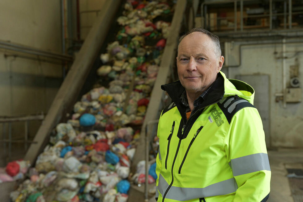 Dagfinn Nilsen hos Vefas IKS i Alta håper flere blir flinkere til å kildesortere avfallet sitt. Plukkprøver viser at det i Vest-Finnmark er dobbelt så mye plast i restavfallet, enn det som blir sortert i blå poser for plast.
 Foto: Irene Andersen