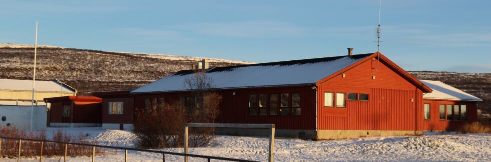 Beregninger viser at det vil koste omlag 38 millioner kroner til ombygging og utbygging av dagens skole i Vestre Jakobselv til et nytt oppvekstsenter for både barnehage, SFO og skole.
 Foto: Torbjørn Ittelin