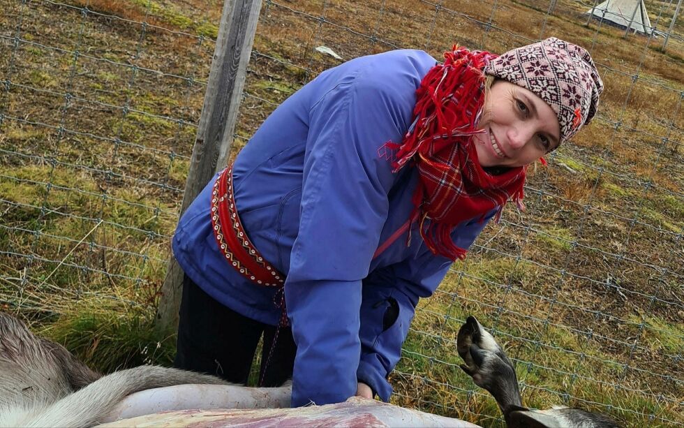 Gjøvik-bo­sat­te Su­san­ne Val­le­sæ­ter fra Toten har en glø­den­de li­den­skap for sam­isk kul­tur og rein­drift. Den­ne li­den­ska­pen har fulgt henne fra hun som 17-år­ing reis­te til Kau­to­kei­no for å ta rein­drifts­ut­dann­el­se. Se­nest i høst var Su­san­ne med og hjalp til i rein­gjer­det på Áis­ar­oai­vi.
 Foto: Privat