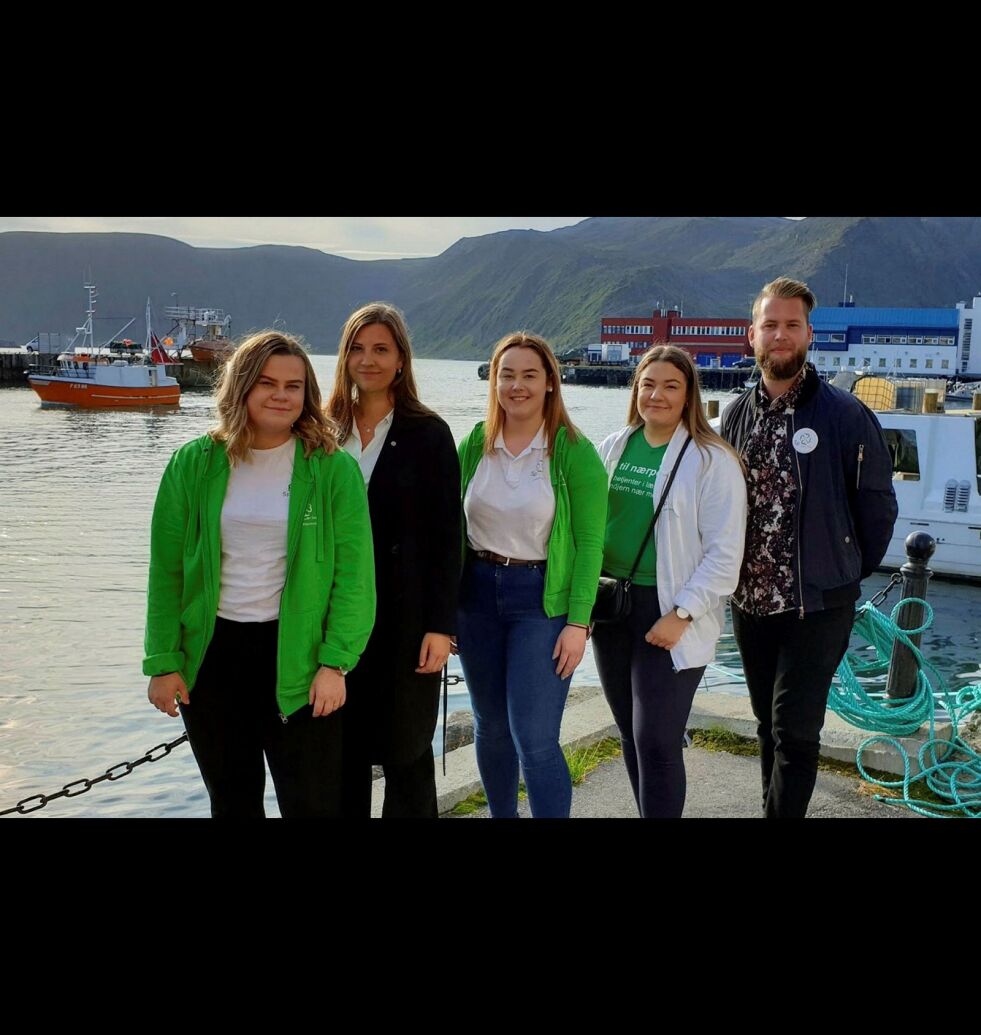 Nordkapp Senterungdom vil informere om fiskeri under stevnet «Vårslepp» i helgen. På bildet ses fra venstre Tora Helgesen (leder i Nordkapp Senterungdom), Rikke Håstad (generalsekretær for Senterungdommen), Emma Mikkola (styremedlem), Tiril Olsen (nestleder) og Torleik Svelle (politisk leder for Senterungdommen). Foto: Roy Arne Olsen