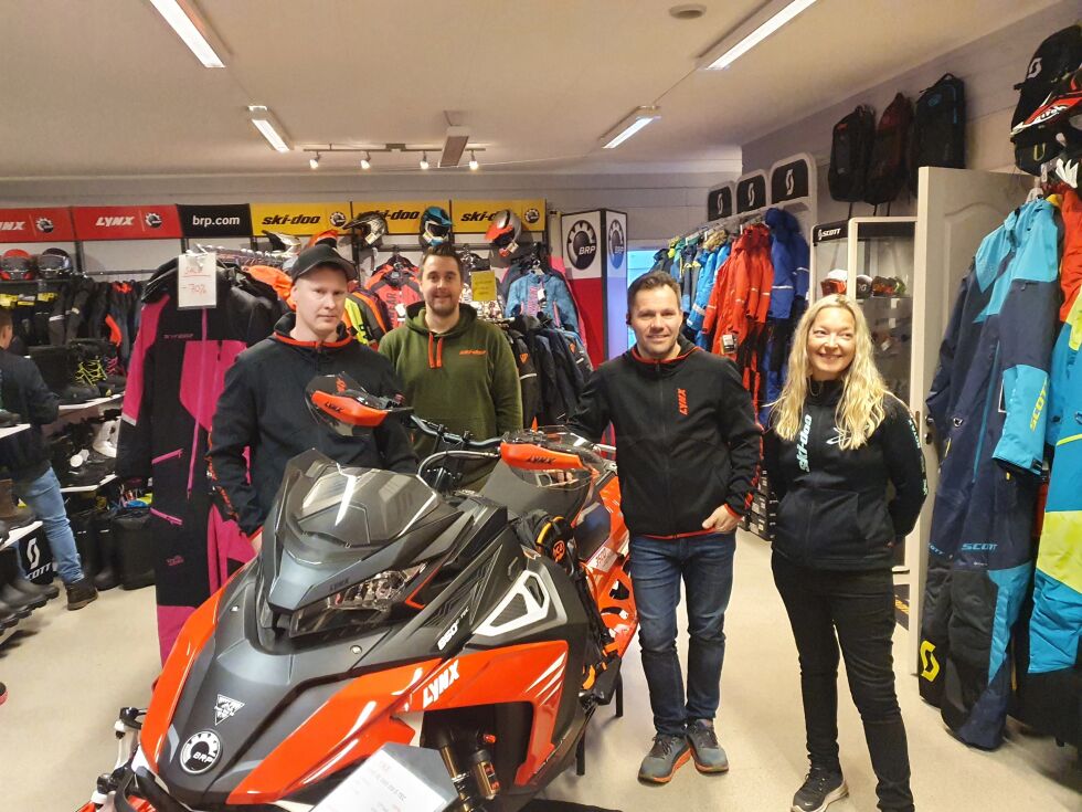 De opplever salgsøkning, lørdag avviklet de Snøscooterens dag, med innskriving og utskriving av besøkende, samt påpass av spriting av hender, fra venstre: Marius Nilsen, Andreas Moen, Amund Utsi Pettersen og Siv Anita Biti-Helander. Foto: Tom Hardy