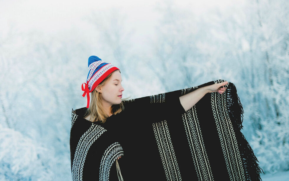 Ved å bruke det nordsamiske språket i musikken, er Elina Ijäs med på å fremme og utvikle det nordsamiske språket, morsmålet hennes, og også fremme sin kultur og identitet.
 Foto: Niels Ovllá Oskal Dunfjell.