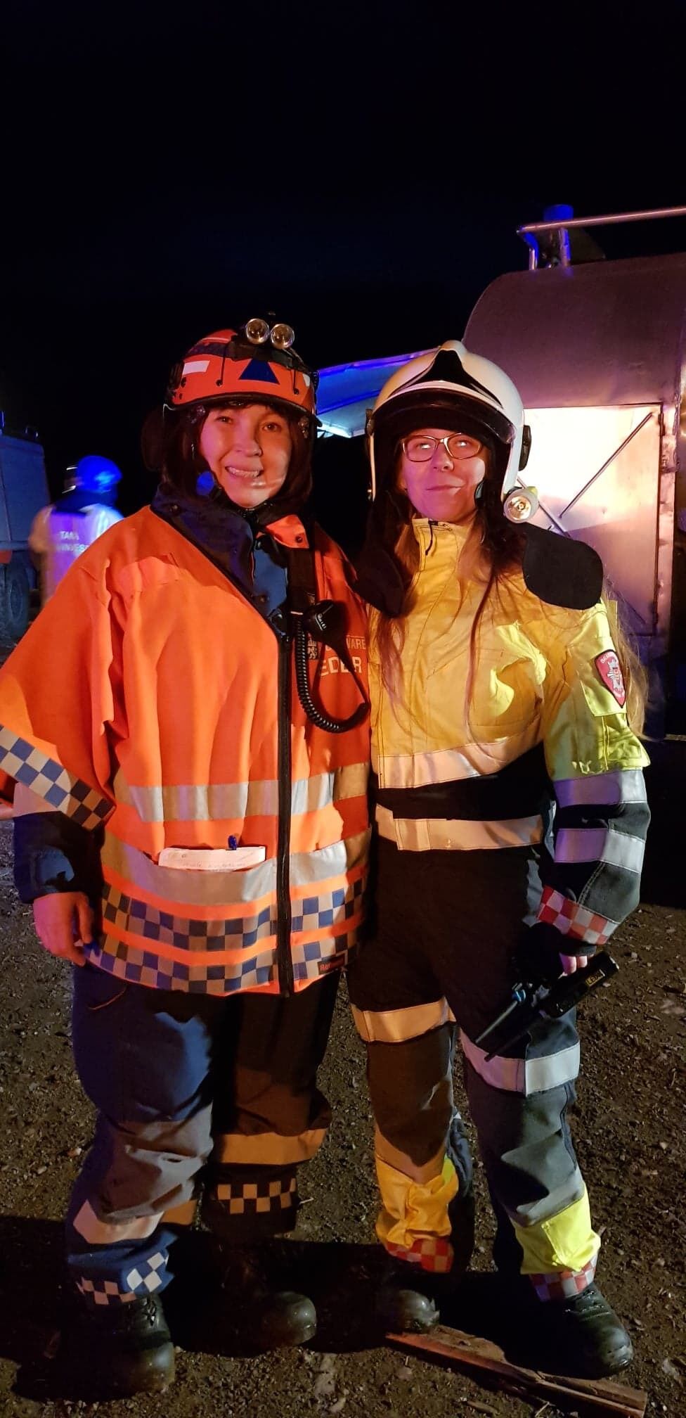 Sto på for å slukke:  
Over 20 personer fra Sivlforsvaret og Tana brannvesen var i jobb med brannen. Fra venstre: Line Pettersen fra Sivilforsvaret (FIG) i Tana og fungerende brannsjef Solvig Therese Halonen i Tana kommune.
 Foto: Tom Hardy
