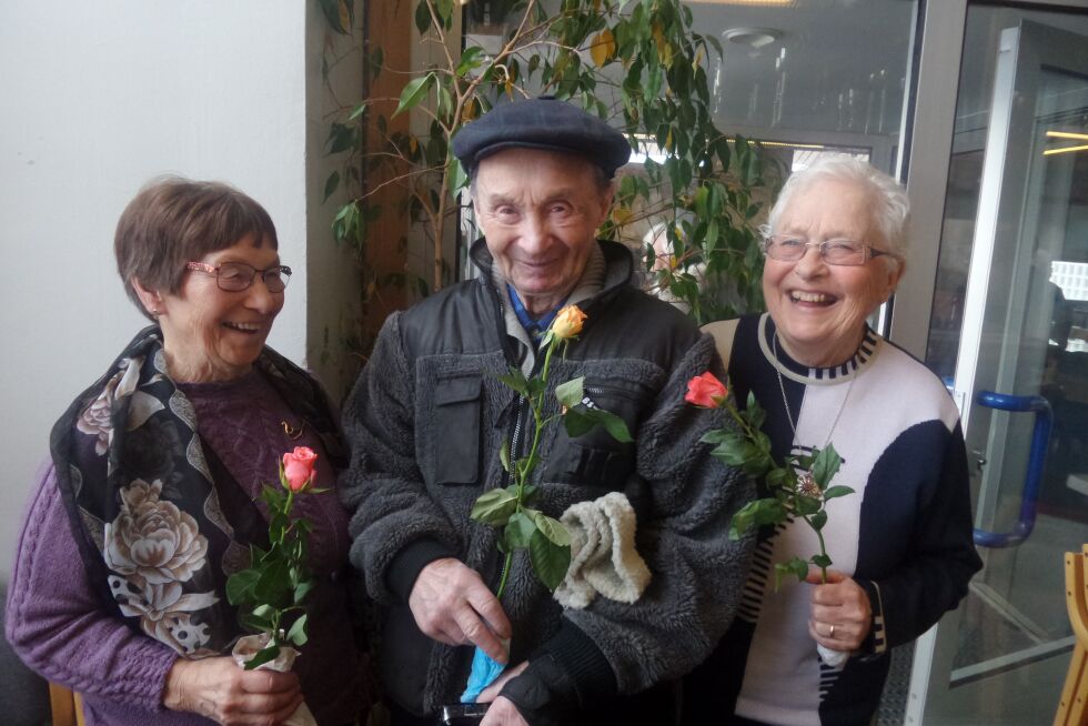 Ingrid Johansen, Simon Saraksen og Margit Gaski var blant de 50 over 80 år som fikk blomst og gavekort
 Foto: Karen Denisova