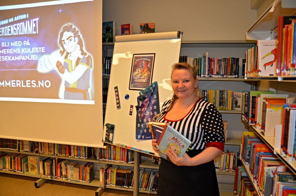 Bibliotekar Camilla Grøtta oppfordrer alle til å lese i sommer.
 Foto: Roger Albrigtsen