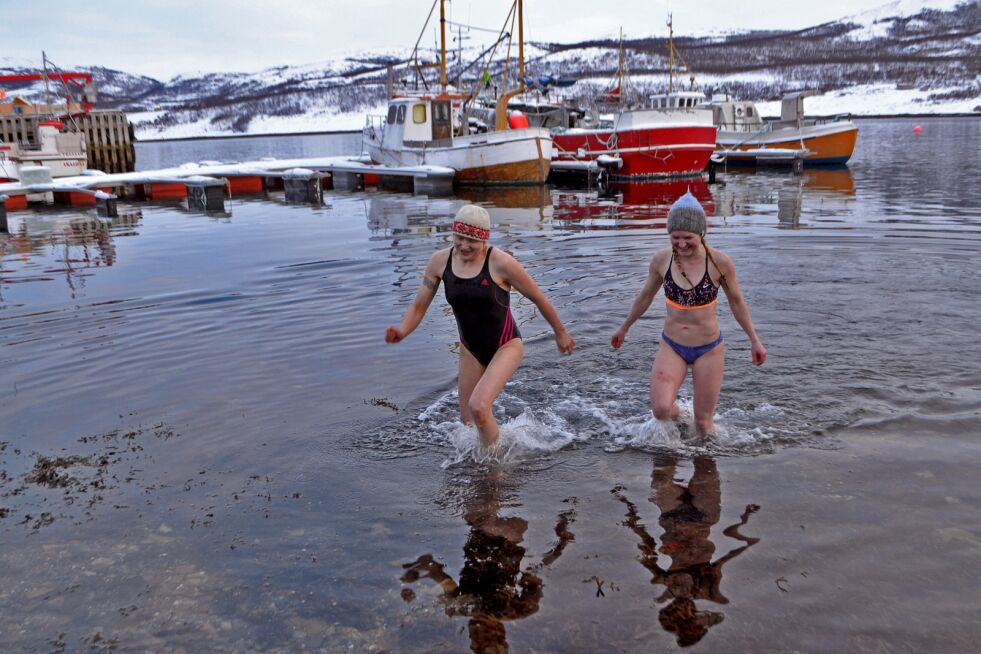 Inkeri Laitinen (til venstre) og Mira Karppinen tar seg et forfriskende isbad i Torhop i Tana.
 Foto: Tom Hardy