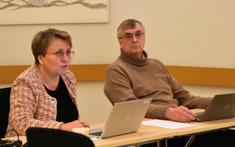 Ordfører Aina Borch ga kommunedirektør Steinar Sæterdal ros for arbeidet som er lagt ned for å finne en løsning på veterinærkrisen.
Foto: Sara Olaussen Stensvold