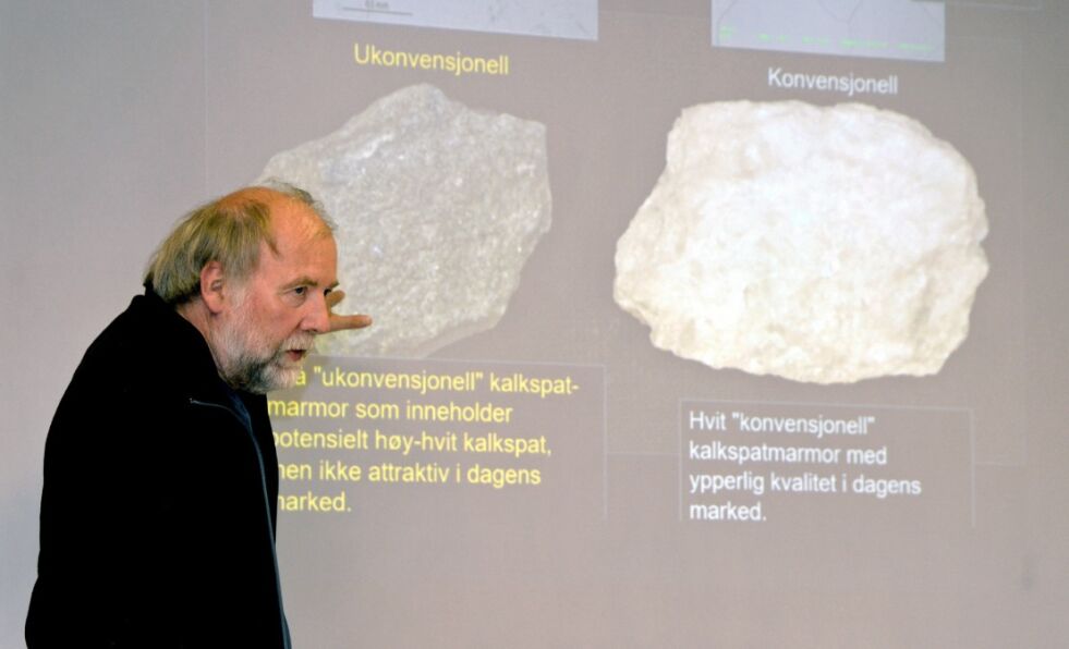 Are Korneliussen forteller om god og halvgod kaltspatmarmor.
 Foto: Steinar Solaas