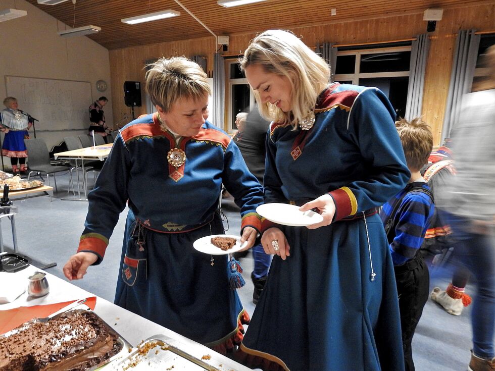 Porsangers varaordfører Cecilie Gjennestad (SV) er gitt en sentral rolle i NRK Sápmis redaksjon, og det vekker oppmerksomhet og reaksjoner fra journalistene. Her er hun sammen med ordfører Aina Borch (til venstre) på samefolkets dag.
 Foto: Kristin Marie Ericsson