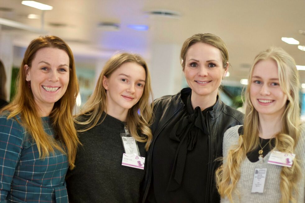fra venstre ser vi Line Berg som er leder i Jenteprosjektet Ada, Elle Katri Lindi (18) fra Karasjok, Linda Hofstad Helleland, distrikts- og digitaliseringsminister og Linn Emilie Mydland (18) fra Lyngdal. Foto: Kjersti Lunden Nilsen NTNU