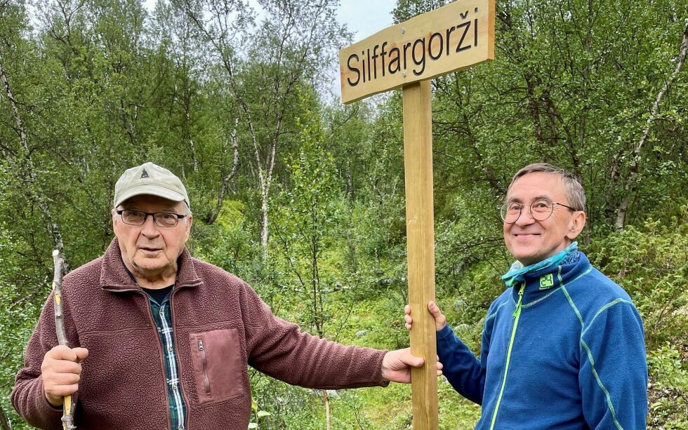Edvin Aikio (fra venstre) og Egil Utsi var fornøyd da de fikk satt opp skiltet ved Silffargorži.
 Foto: Sieja Guttorm