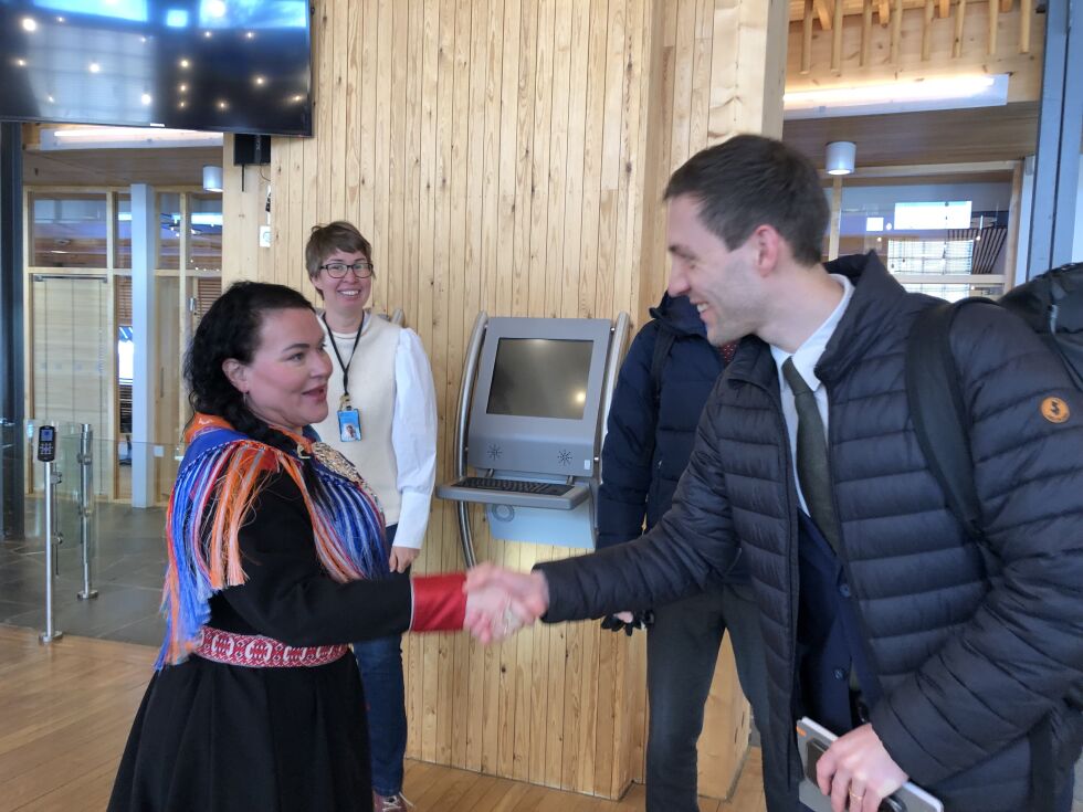 President Silje Muotka ønsker klima- og miljøminister Andreas Bjelland Eriksen velkommen til Sametinget