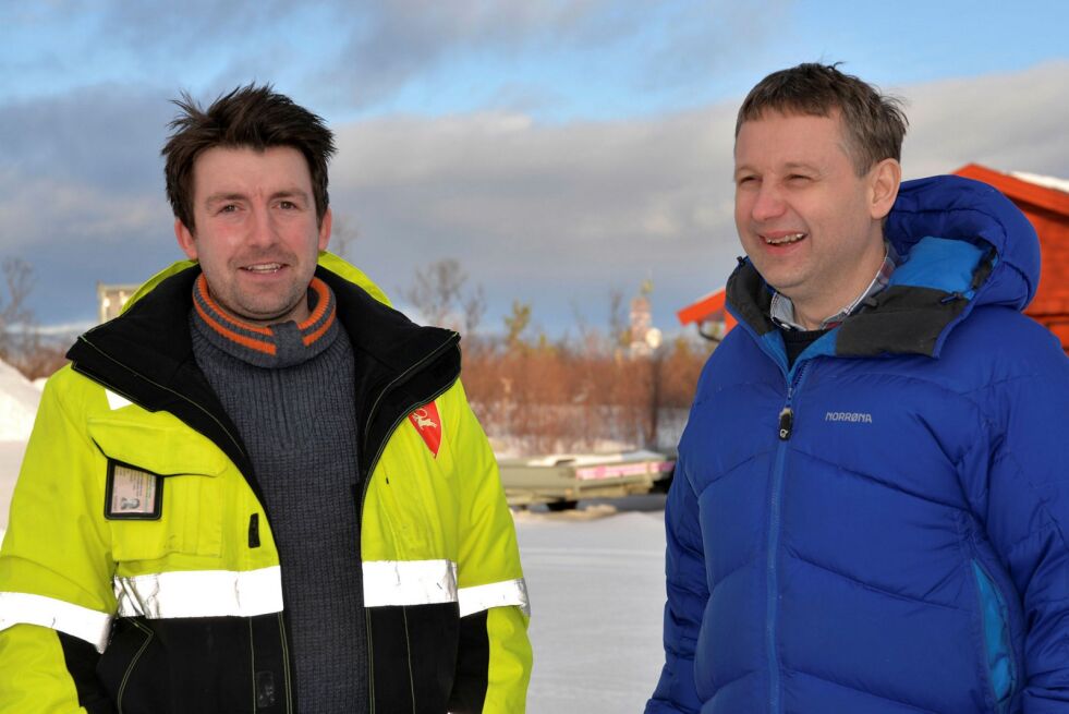 Ro­bert Karlsen (til venst­re) og Arne Nystad ber folk sjek­ke om opp­lys­ning­ene i til­sendt ei­en­doms­skatte­sed­del er rik­ti­ge. Foto: Son­ja E. An­der­sen