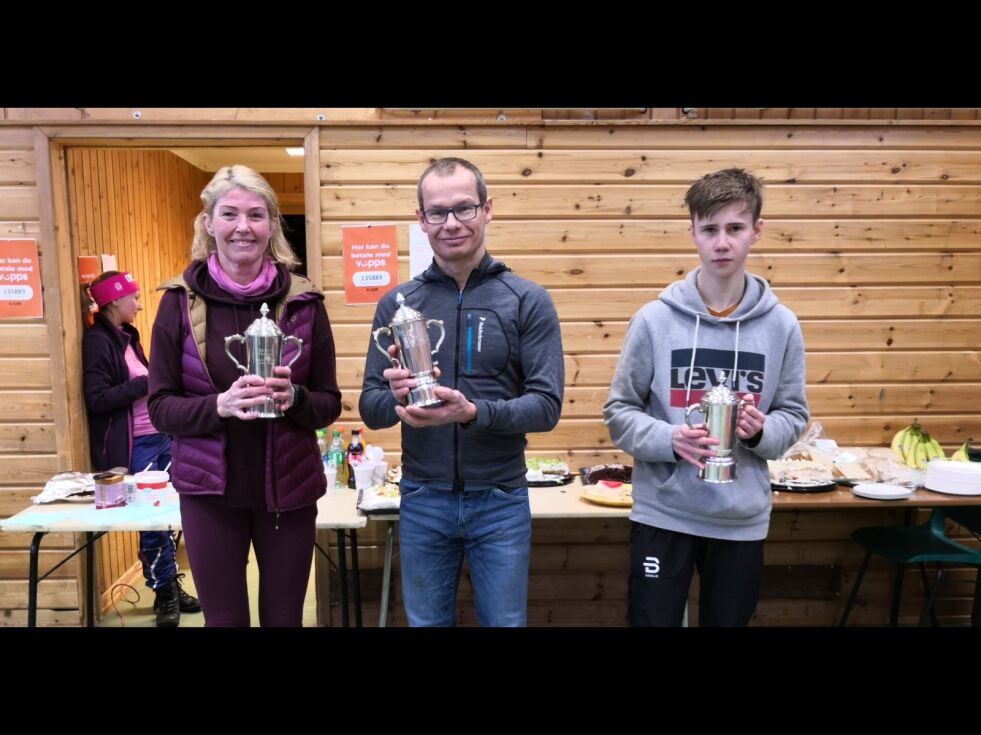 Kirste Sandness, Stein Joks og David Bergmo Store sikret seg hvert sitt napp i vandrepokalen under Aldonrennet 2019.
 Foto: Marius Gulsrud