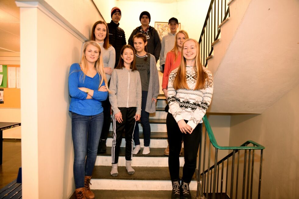 Elevrådet ved Lakselv ungdomsskole kan forklare at det ikke er kultur for å røyke ved skolen. 
Nederst fra venstre: Emma, Hedda, Emilie, Katrine, Celine, Sandra, Håvard, André og Joakim.
 Foto: Bjørn Arne Johansen
