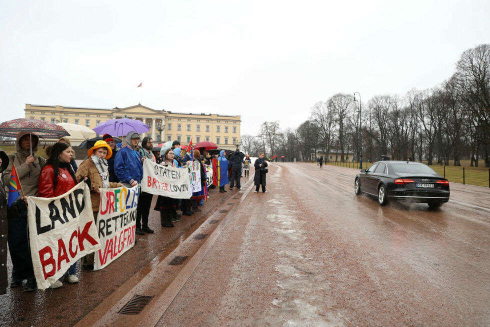 Demo foran slottet 15. mars 2024 i anledning statsråd.
 Foto: Lovise Tokle Rannekleiv/NU