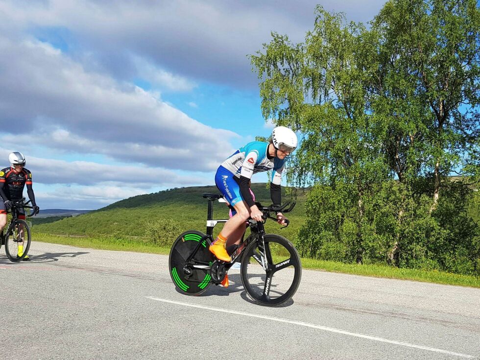 Vinner av 10 km tempo menn senior i Sirbmá fredag Erlend Skippervik Sætre i tet. Han var den sterkeste lokale rytteren og ble nummer to på fellestarten lørdag. Bak Erlend S. Sætre starta Per Arne Øye fra Retro Skansen cykleklubb, Tromsø, som spurtslo Erlend på fellesstarten dagen etter på Ifjordfjellet. FOTO: PRIVAT