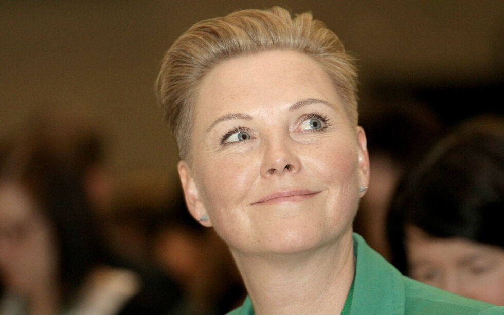 Ut­vik­lings­mi­nis­ter og mi­nis­ter for nord­isk sam­ar­beid, Anne Bea­the Kri­sti­an­sen Tvin­ne­reim (Sp), lan­der i Kar­as­jok på kvin­ne­dag­en for å drøf­te nord­iske gren­se­bar­rie­rer i Sáp­mi med Same­ting­et.
 Foto: Ukjent