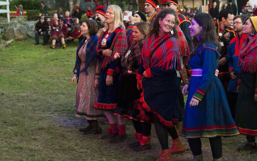 Vi lar dette bildet av glade, koftekledte Márkomeannu-publikummere illustrere saken. (Foto: Raisa Porsanger)