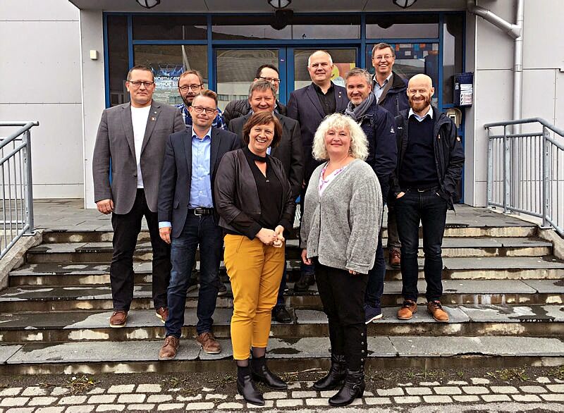 Styret i FeFo samles i dag til møte i Honningsvåg, og her vil man blant annet ta stilling til Nordkapp kommunes forespørsel om å få kjøpe Nordkapp-platået. Bildet viser det tidligere styret under et besøk i Nordkapp. Siden er flere nye styremedlemmer oppnevnt. Máret Guhttor (oppnevnt av Sametinget) er leder for styret, mens Mathis N. Eira (oppnevnt av Sametinget) er nestleder. Styret består forøvrig av Line Kalak (oppnevnt av Sametinget), Bente Haug (oppnevnt av fylkestinget), John Erik Pedersen (oppnevnt av fylkestinget) og Jo Inge Hesjevik (oppnevnt av fylkestinget).
 Foto: FeFo