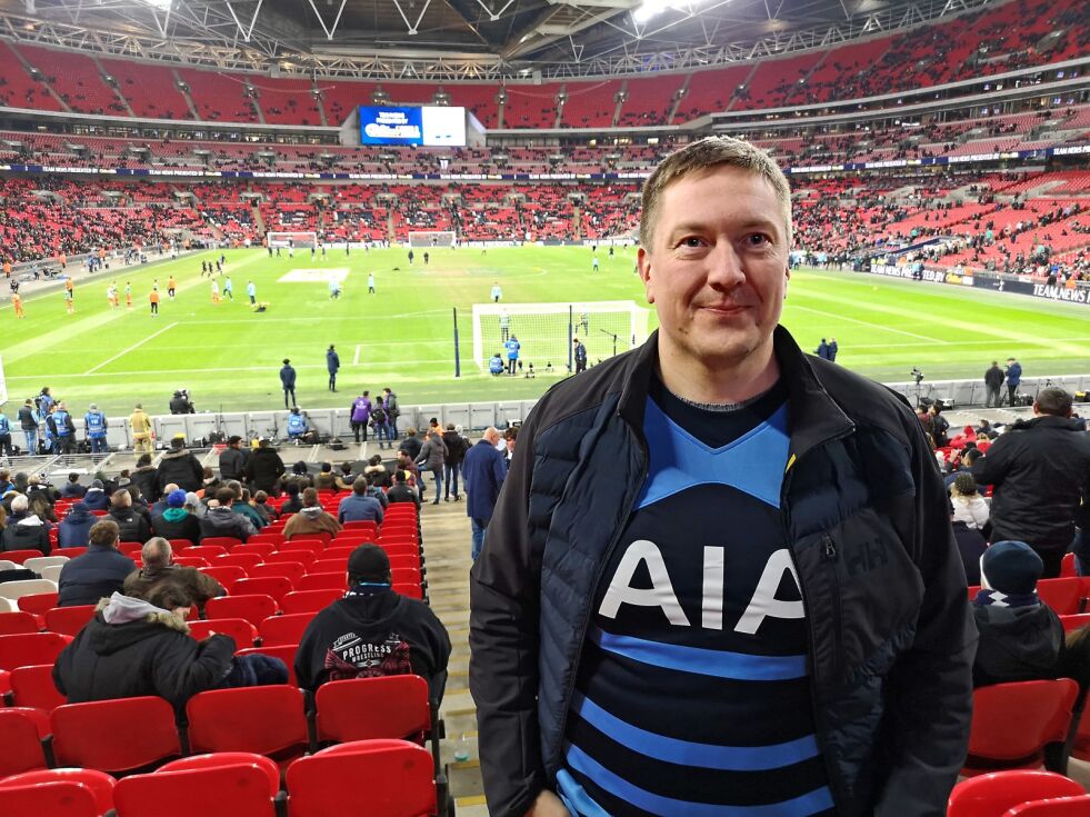 Morten Store Jakola på plass på tribunen før seriekamp mot Manchester City. Jakola ble ikke rik på poeng denne gangen, men på opplevelser.
 Foto: Erik Brenli