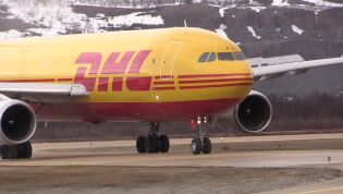 DHL lander på Banak
