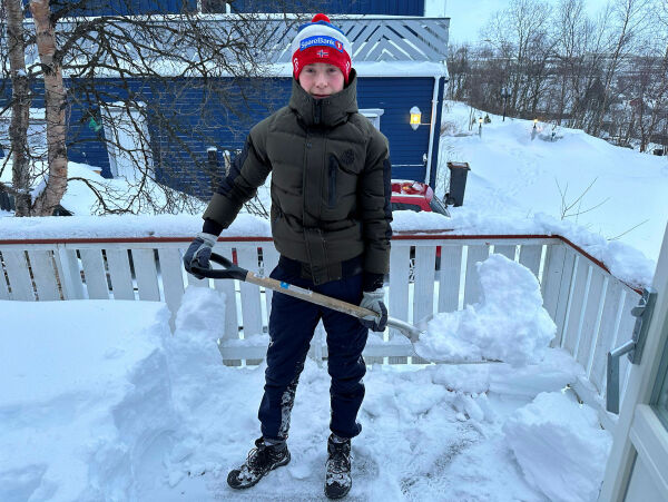 Sprek unggutt tjener penger på snemåking
